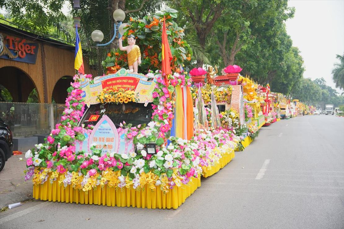xe-hoa-ruc-ro-dieu-hanh-kinh-mung-dai-le-phat-dan 1.jpg
